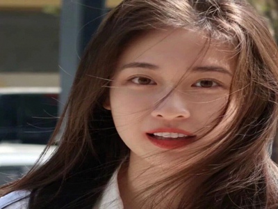 美女被 吸乳打扑克,直播女神牌技惊艳，互动游戏引狂欢-2